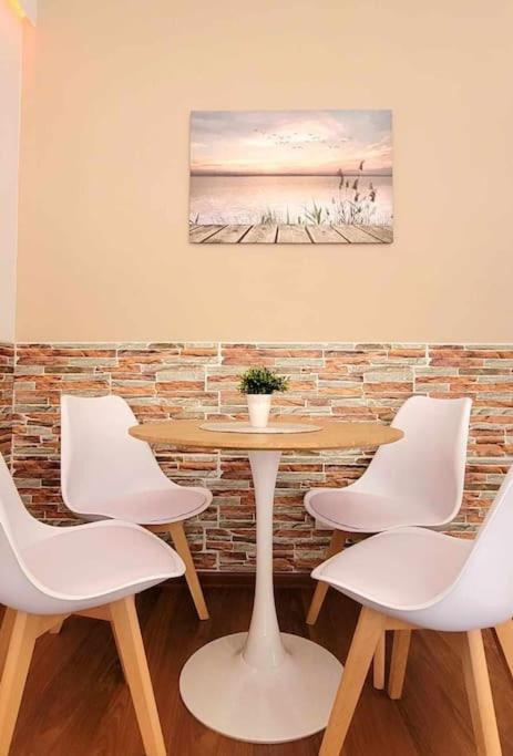Modern Sandy Down Town, Aquapark, Free Parking Apartment Krakow