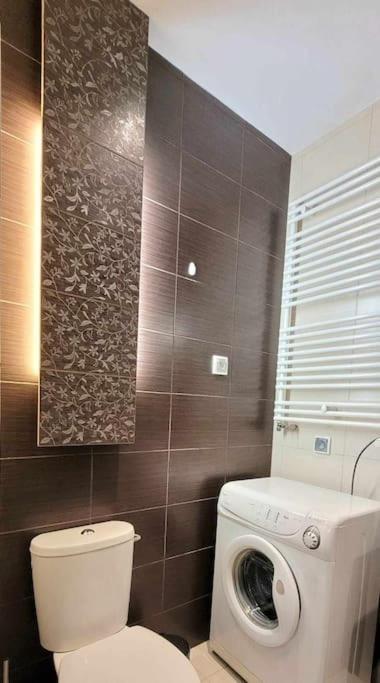 Modern Sandy Down Town, Aquapark, Free Parking Apartment *